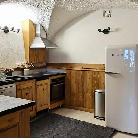 Atypique Avec Cheminee Et Parking Au Centre De Montalbert - Fr-1-755-46