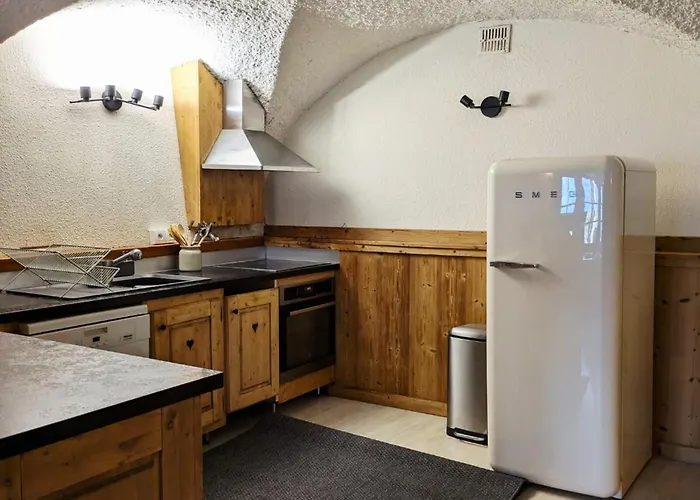 Atypique Avec Cheminee Et Parking Au Centre De Montalbert - Fr-1-755-46